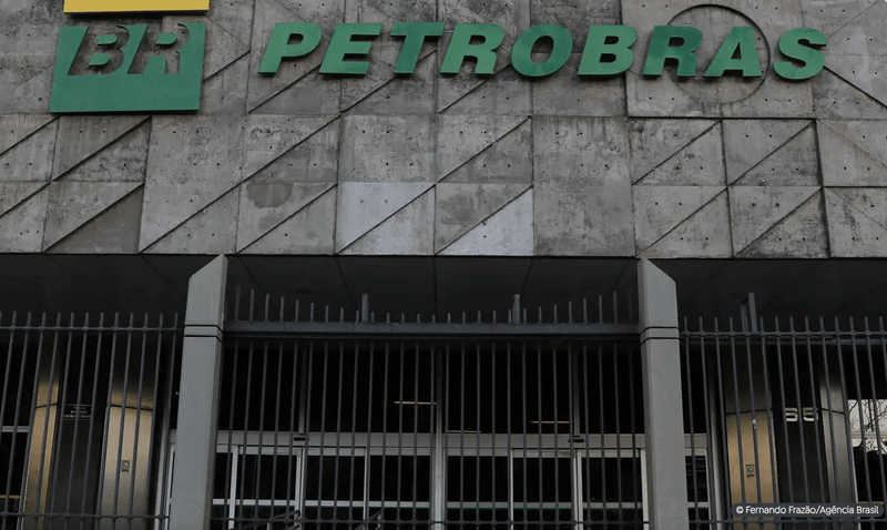 Lucro da Petrobrás Cai 42%. Empresa No Divã.