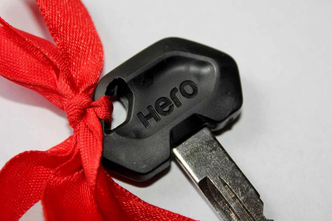 No mercado financeiro, investidores buscam participações acionárias lucrativas e rendimentos. Diversificar ativos e portfólios, com análises microeconômicas, impulsiona ganhos e atrai Empresas, fundos de investimentos, capital e investidores. Negociar ações, investir, especular e fazer hedging requerem análises econômicas. Investidores obtêm ganhos, dividendos e juros sobre capital próprio. A volatilidade de ativos é proporcional aos ganhos. Pay-out desafia a equação risco-ganho. No mercado de ações, renda variável, renda fixa, derivativos e commodities, o foco é o ganho.